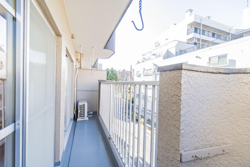 Vintage 3-Bedroom Condo in Azusawa 8