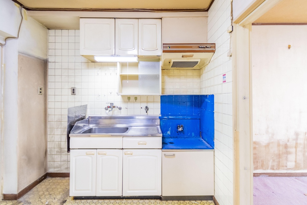 Vintage 3-Bedroom Condo in Azusawa 6