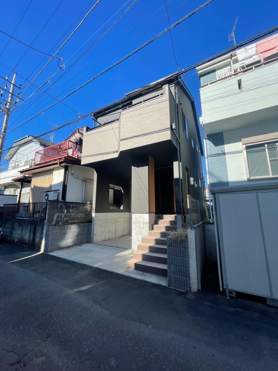 Modern 3-Bedroom House in Shinko 0