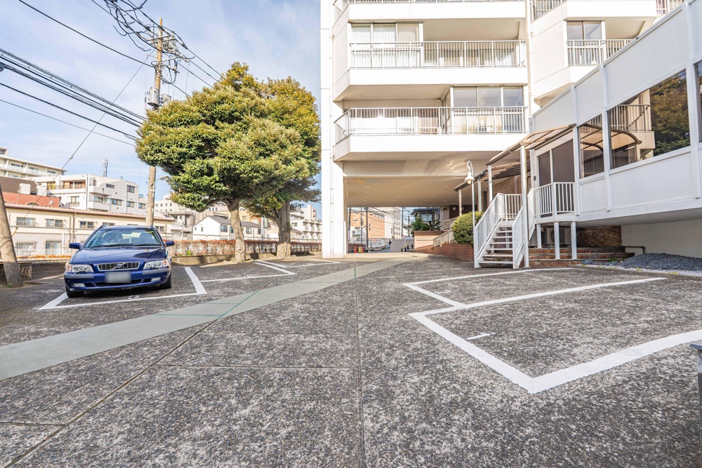 Classic 2-Bedroom Condo Near Station in Kamiosaki 6