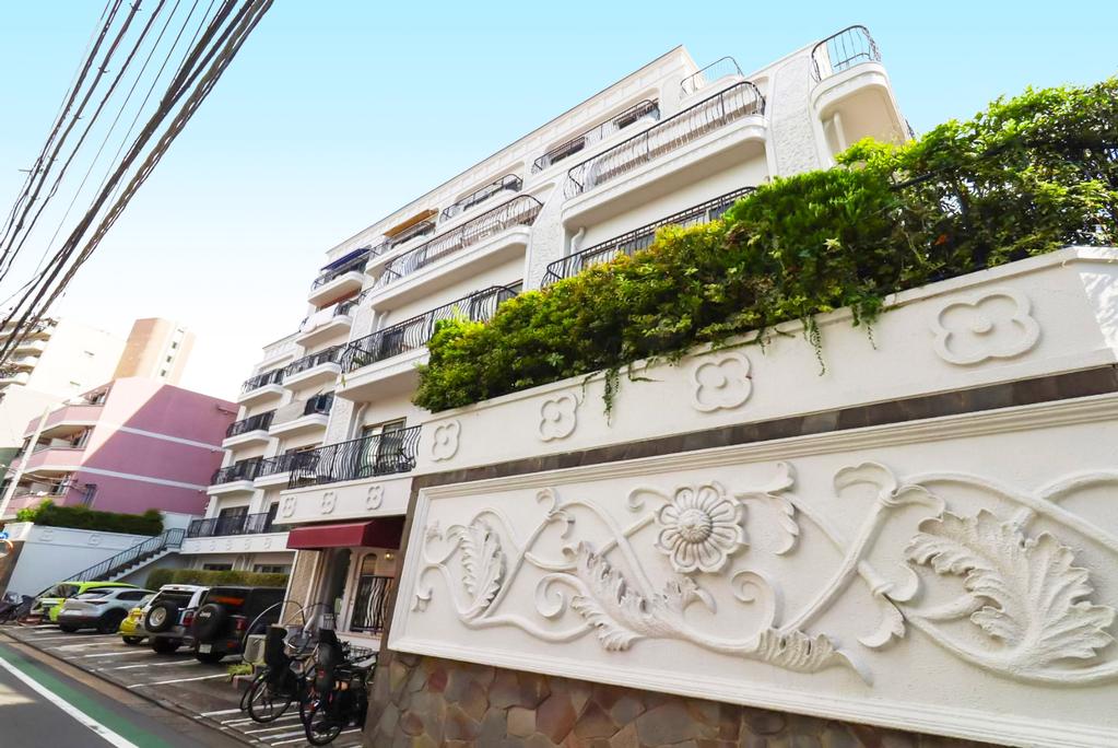 Well-Kept 2-Bedroom Condo Near Station in Shimomeguro 4