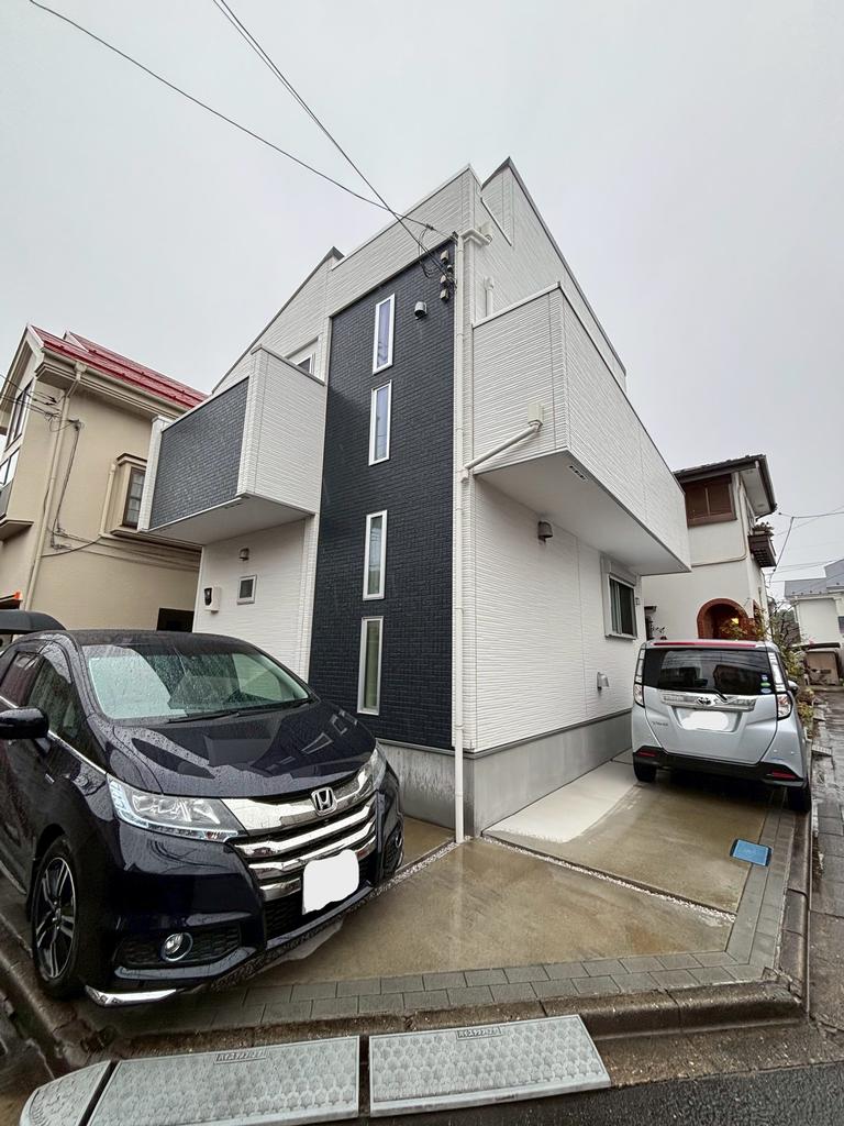 Modern 3-Bedroom House in Shimohoya 0