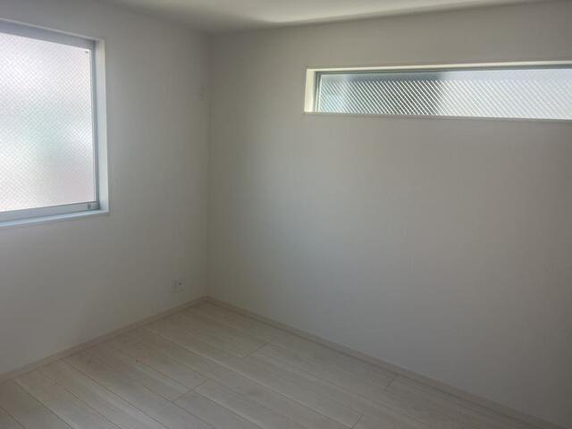 Modern 4-Bedroom House in Nishihokima 9