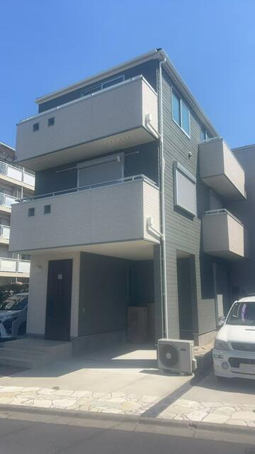 Modern 4-Bedroom House in Nishihokima 8