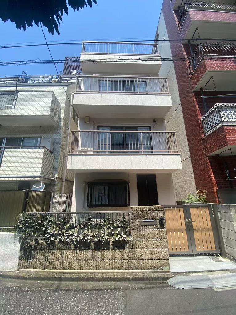 Classic 3-Bedroom House in Honkomagome 9