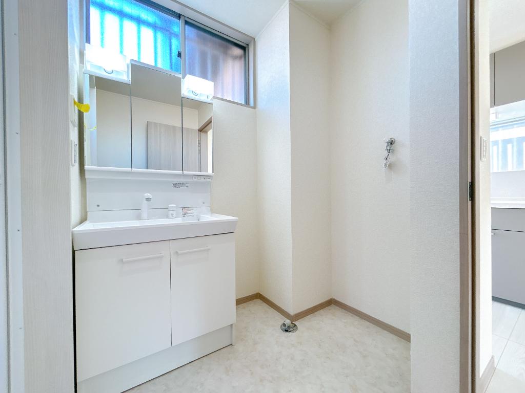 Classic 4-Bedroom House in Kanaigaoka 6