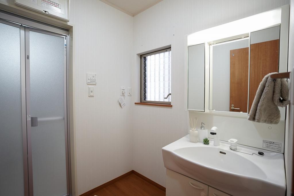 Modern 4-Bedroom House Near Station in Kitanakaburi 4