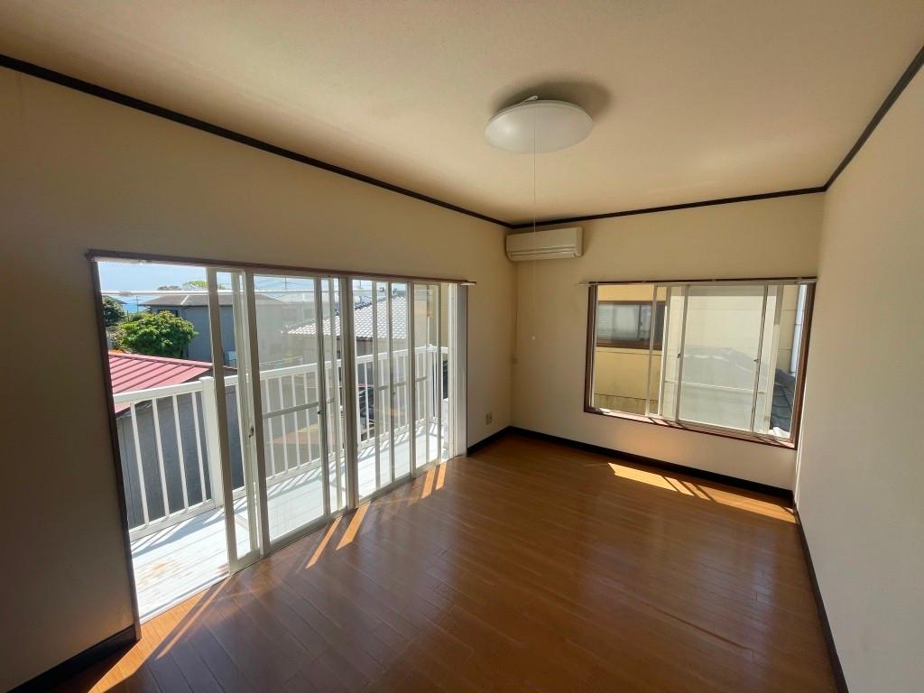Charming 3-Bedroom House 6