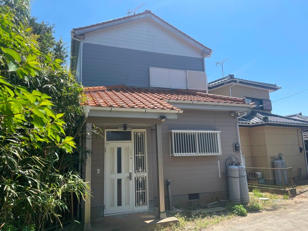 Charming 3-Bedroom House 0