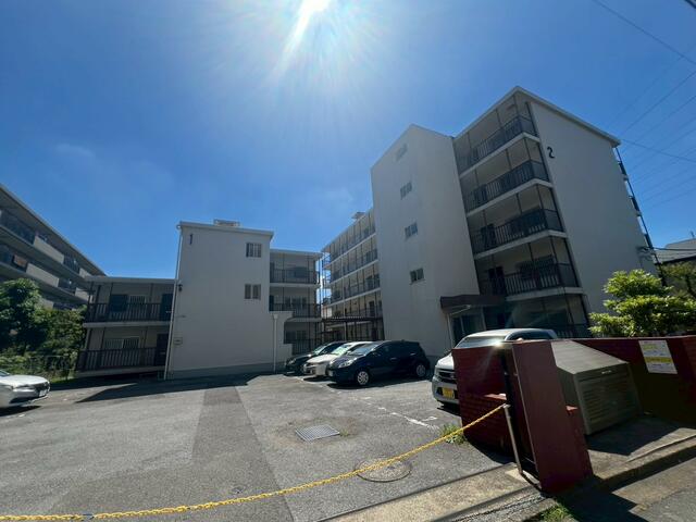 Classic 3-Bedroom Condo in Maebara nishi 1