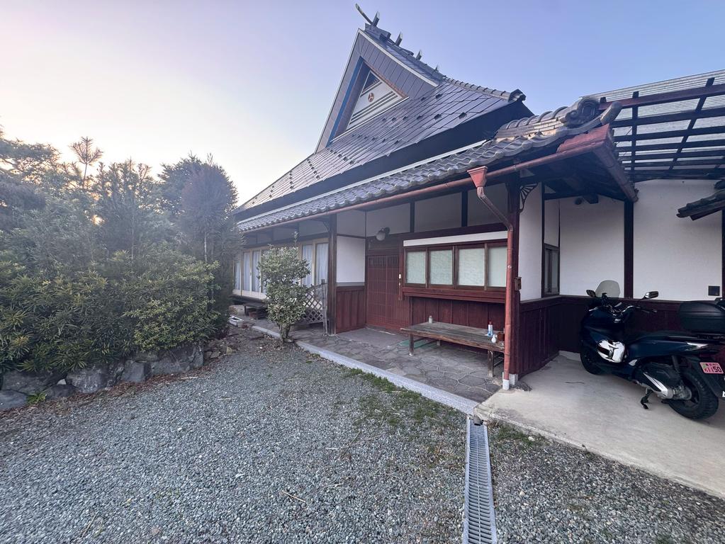 11-Bedroom House 0
