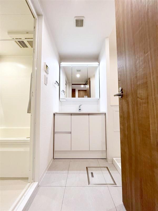 Vintage 2-Bedroom Condo Near Station in Anjindai 3