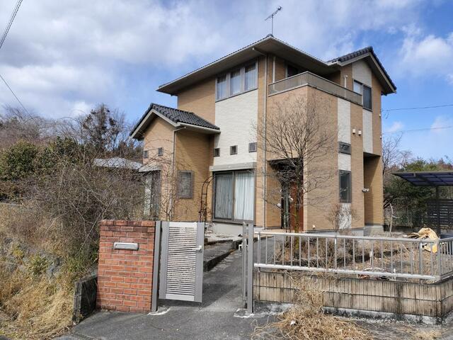 4-Bedroom House with a Garden 1