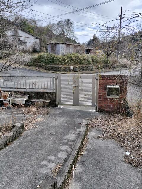 4-Bedroom House with a Garden 9