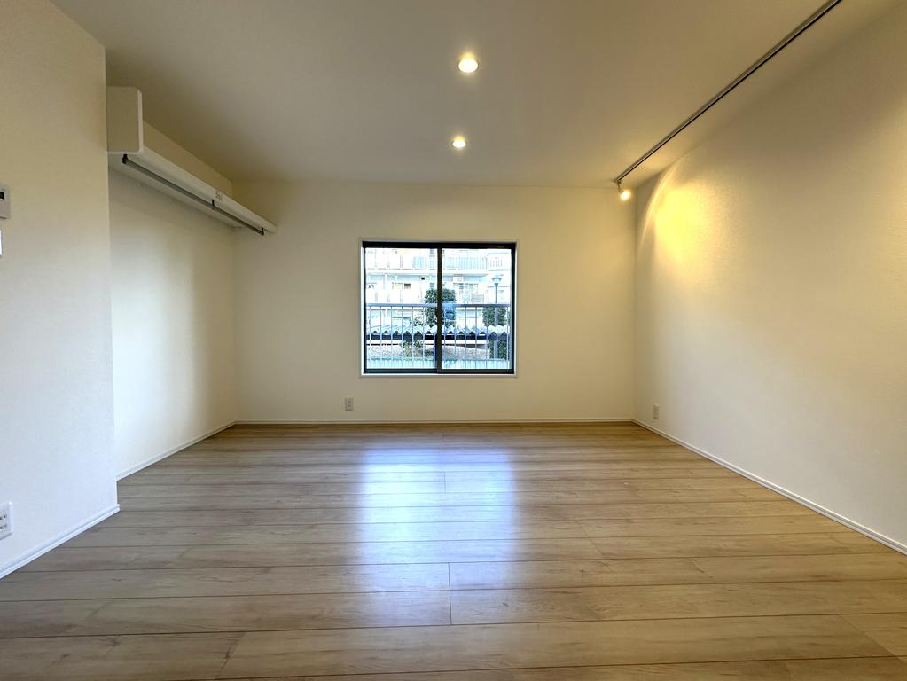 Classic 2-Bedroom Condo in Sayamadai 8