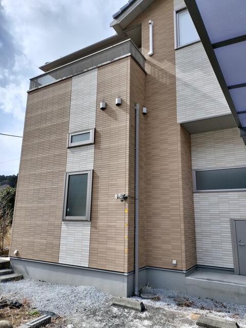 4-Bedroom House with a Garden 4