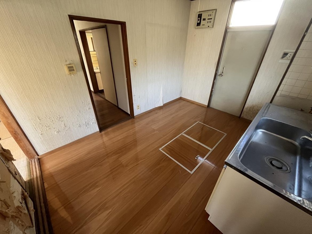 Charming 4-Bedroom House in Wadamachi 3