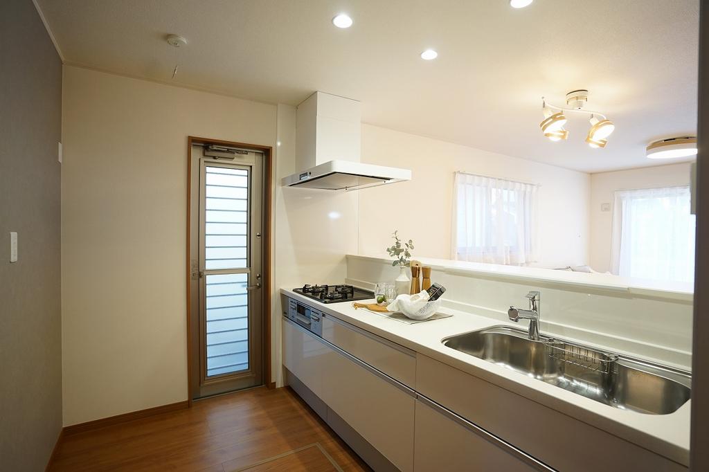 Modern 4-Bedroom House Near Station in Kitanakaburi 2