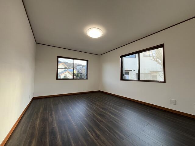 Vintage 5-Bedroom House Near Station 8