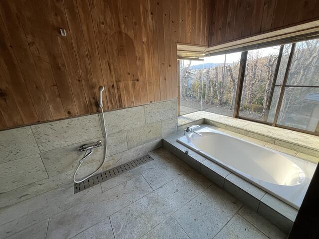 Vintage 5-Bedroom House Near Station 7