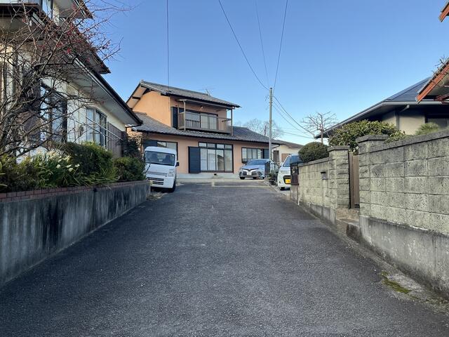Vintage 5-Bedroom House Near Station 3