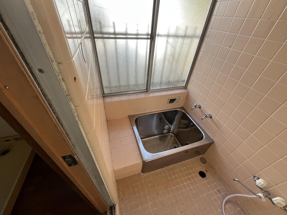 Charming 4-Bedroom House in Wadamachi 4