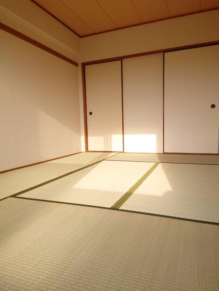Well-Kept 2-Bedroom Condo Near Station in Terauchi 2