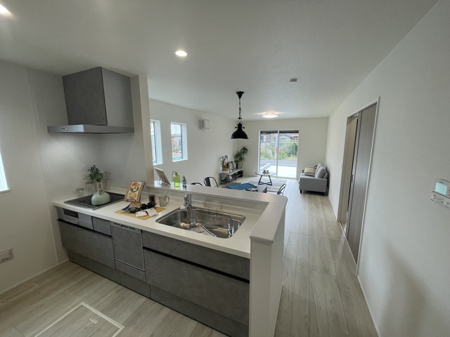 Brand New 4-Bedroom House Near Station in Kasa 4