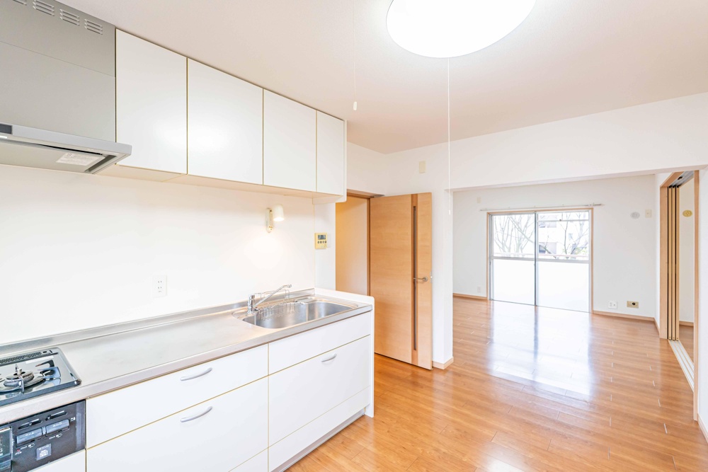 Charming 3-Bedroom Condo in Mita 0