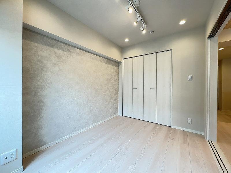 Vintage 2-Bedroom Condo Near Station in Tamagawa 4
