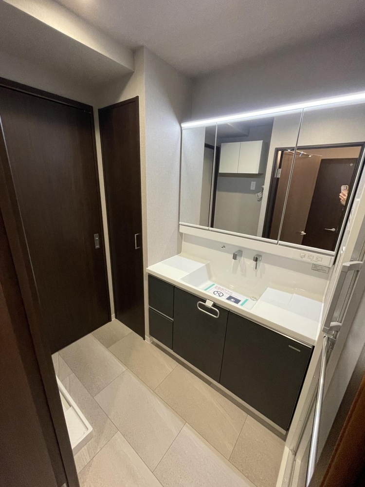 Spacious 2-Bedroom Condo Near Station in Tsurumi 3