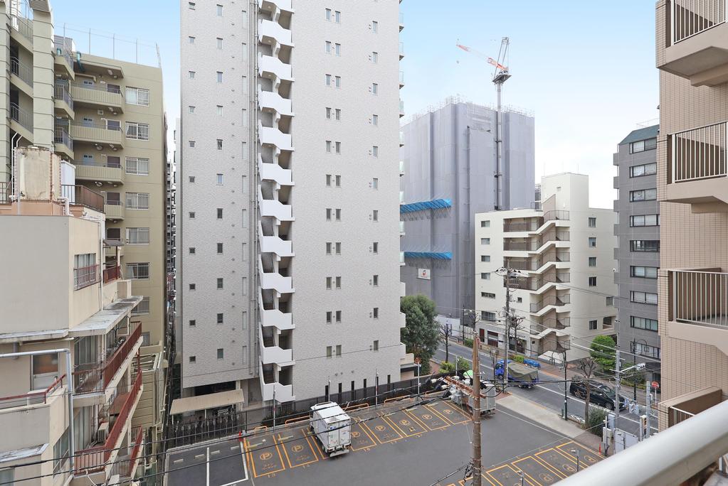 Classic 1-Bedroom Condo Near Station in Ebara 3