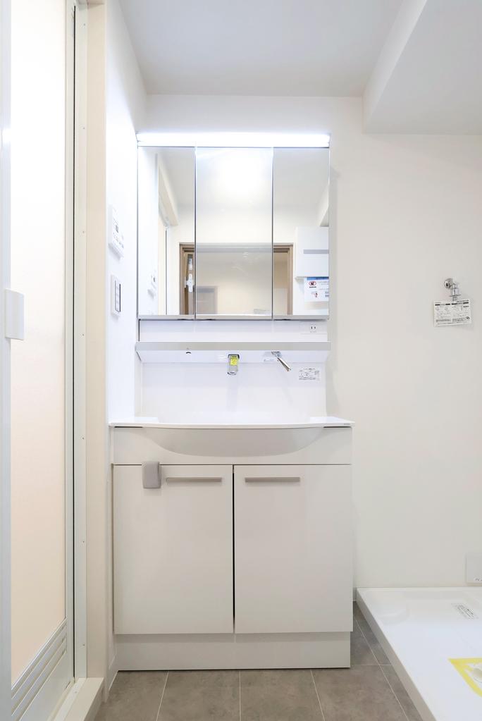 Classic 1-Bedroom Condo Near Station in Ebara 8