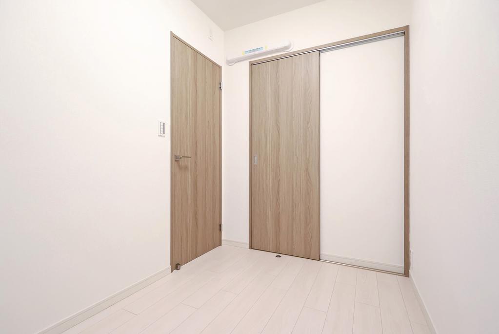 Classic 1-Bedroom Condo Near Station in Ebara 2