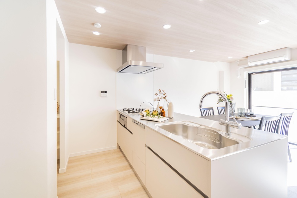 High-End 3-Bedroom Condo in Hiro 7