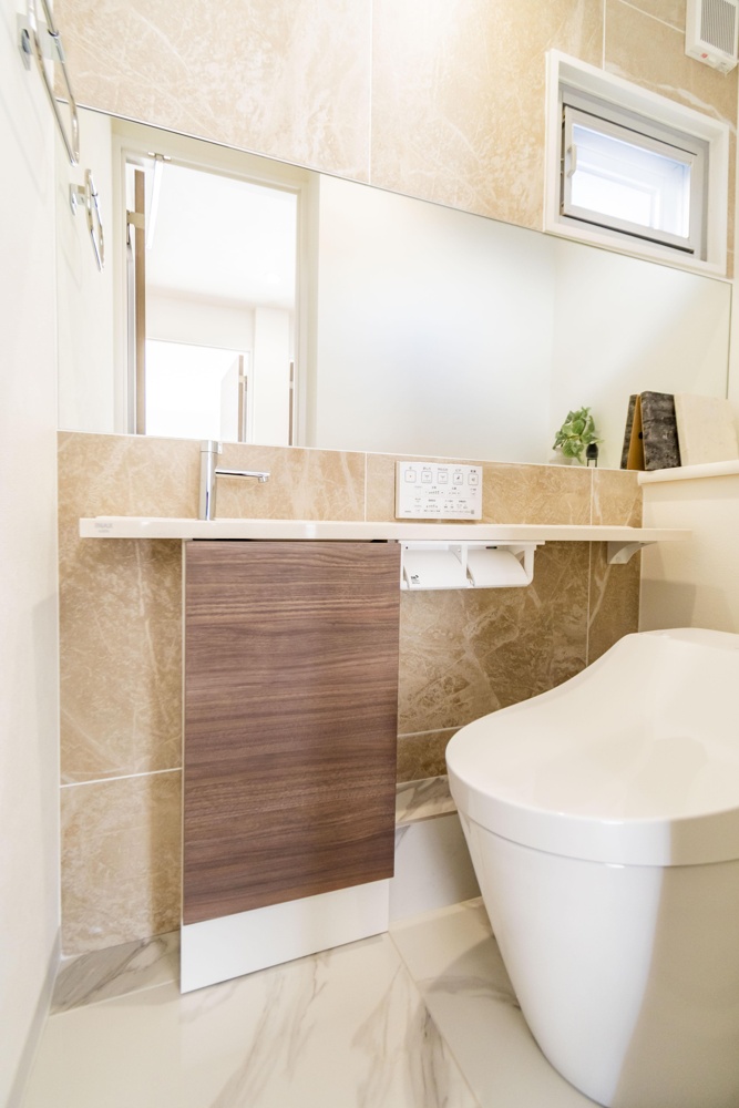 High-End 3-Bedroom Condo in Hiro 6