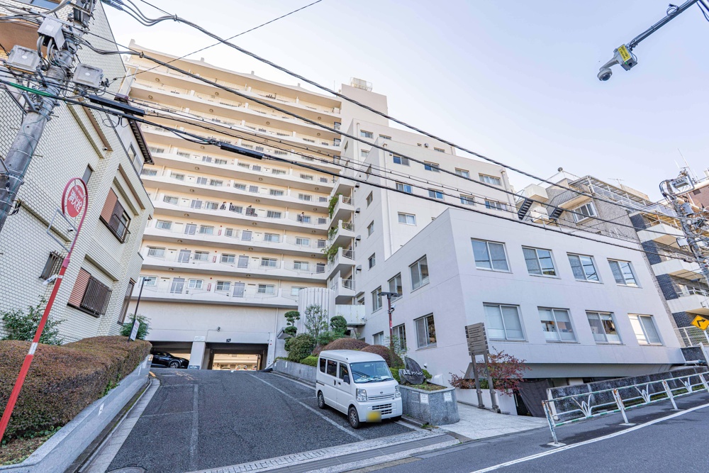 High-End 3-Bedroom Condo in Hiro 1
