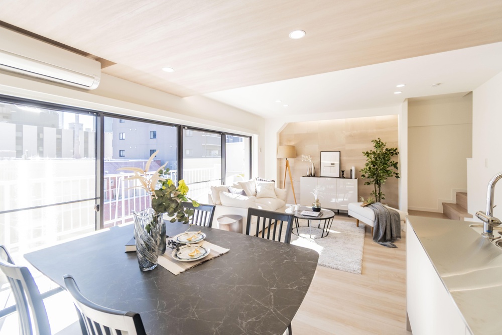High-End 3-Bedroom Condo in Hiro 0
