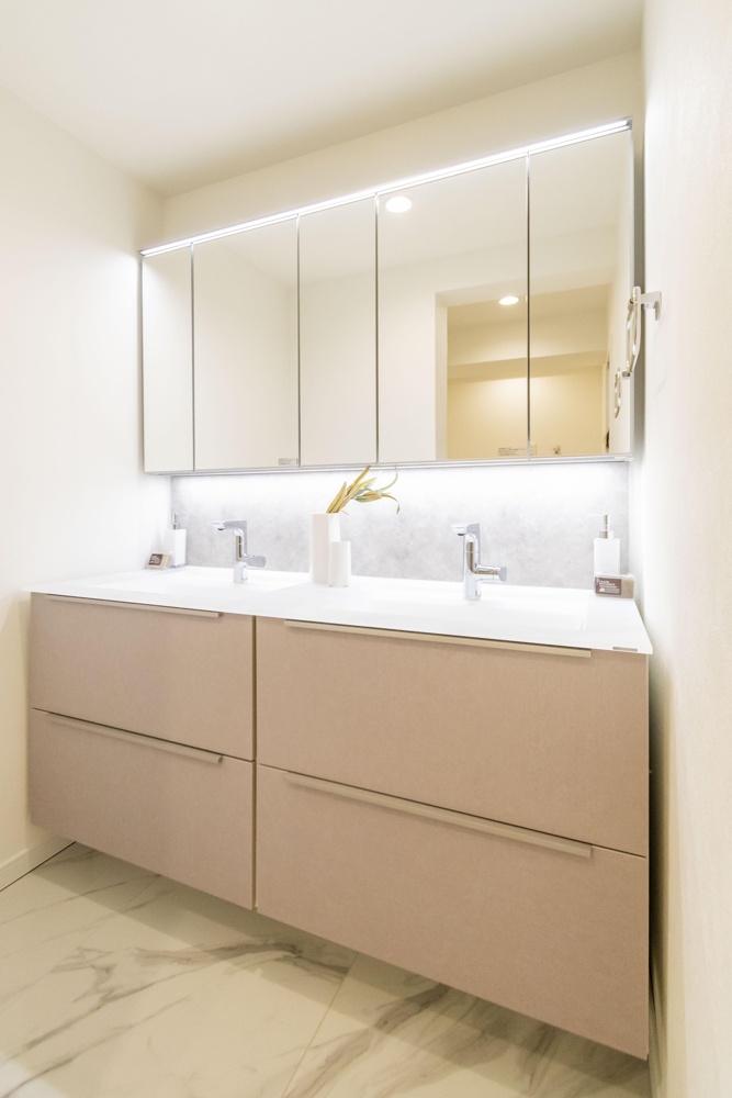 High-End 3-Bedroom Condo in Hiro 9