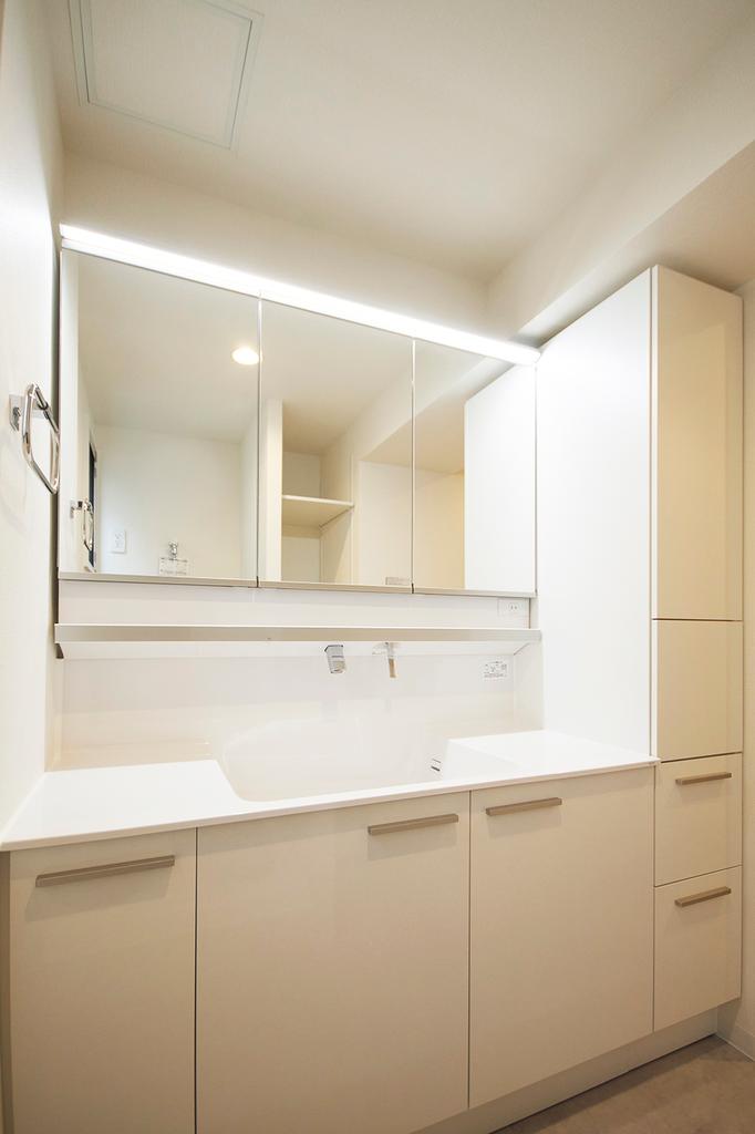 Well-Kept 2-Bedroom Condo Near Station in Shirokanedai 7