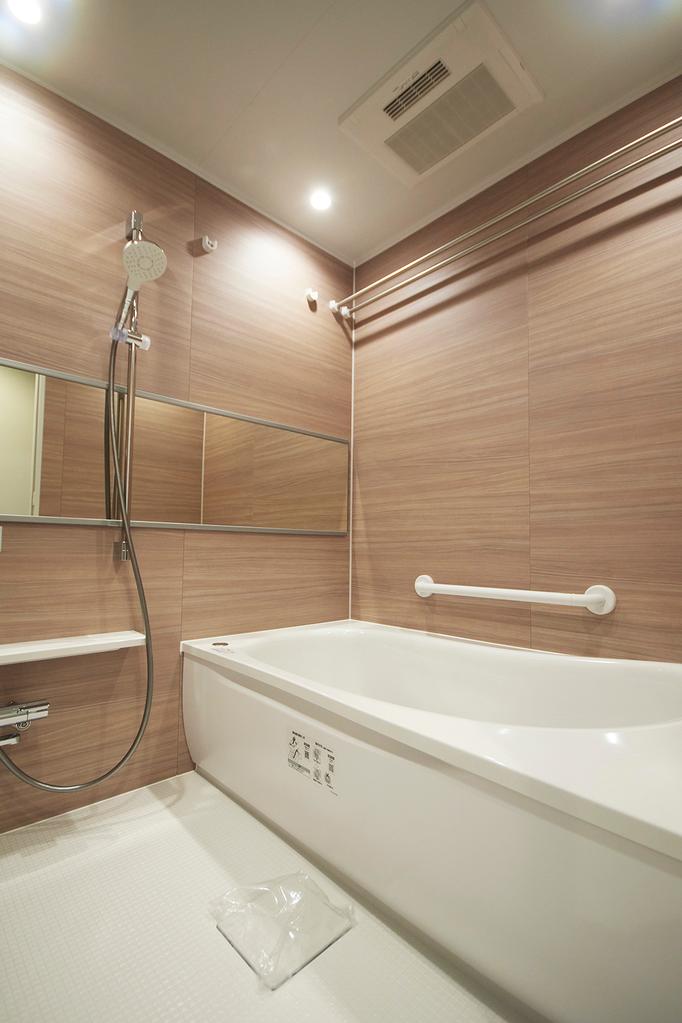 Well-Kept 2-Bedroom Condo Near Station in Shirokanedai 8