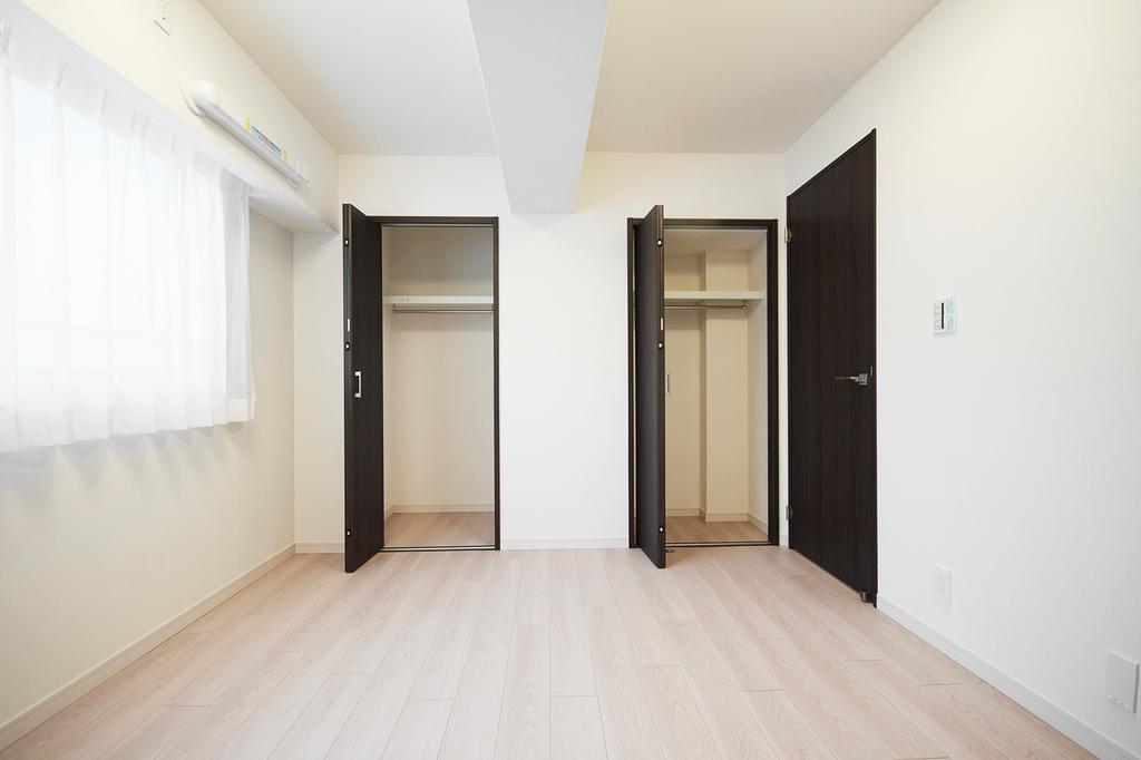 Well-Kept 2-Bedroom Condo Near Station in Shirokanedai 4