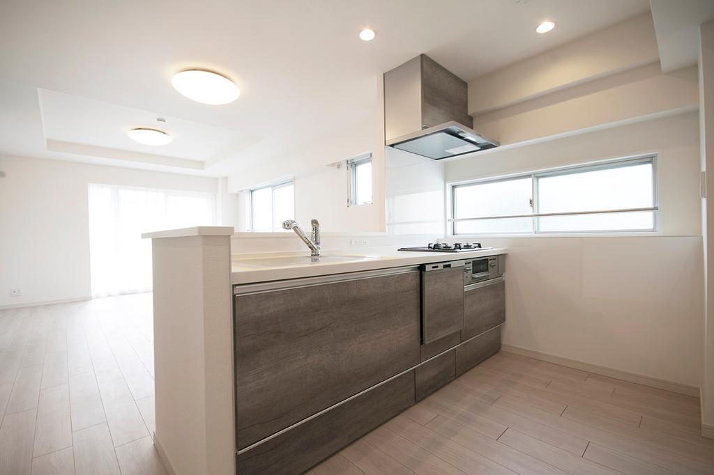 Well-Kept 2-Bedroom Condo Near Station in Shirokanedai 3