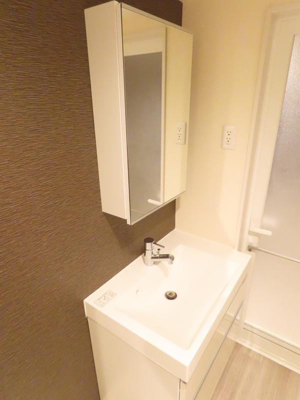 Modern Studio Condo Near Station in Shinkamata 4