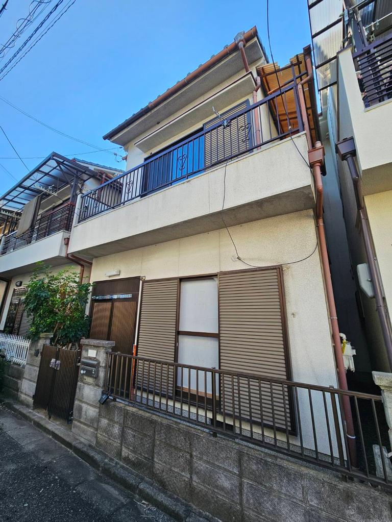 Classic 4-Bedroom House Near Station in Hozenji 9