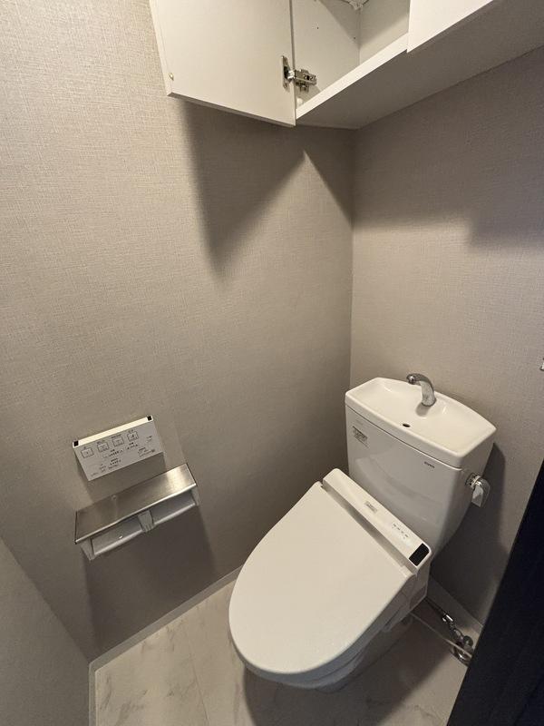 Modern 1-Bedroom Condo 8