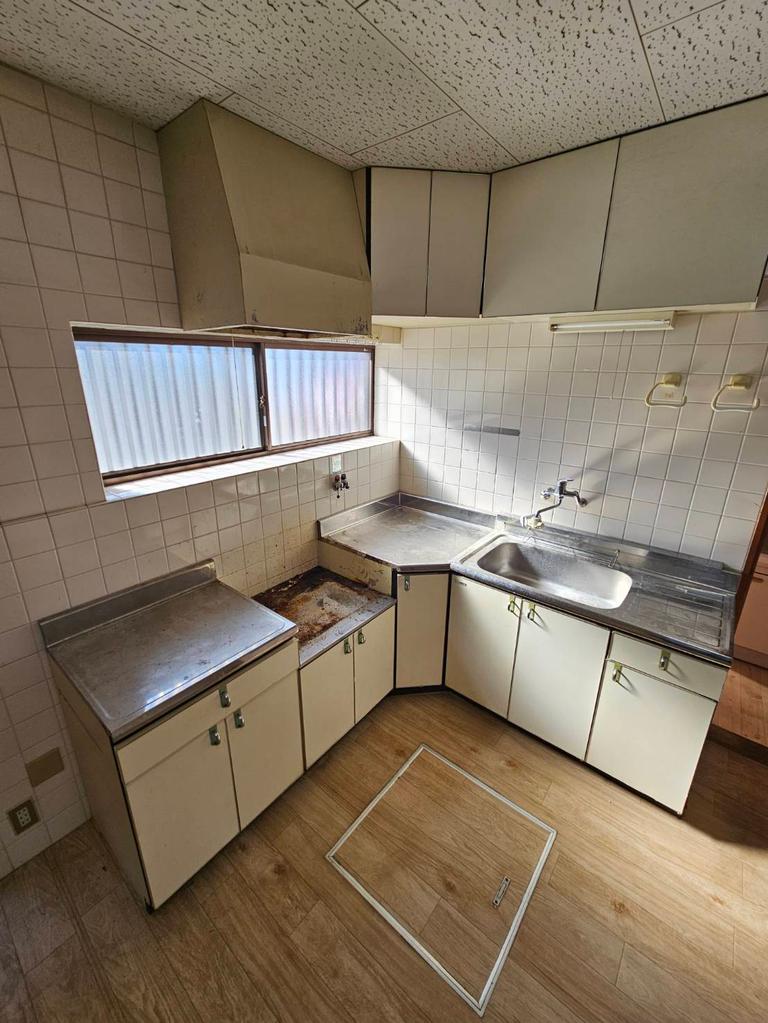 Classic 4-Bedroom House Near Station in Hozenji 4