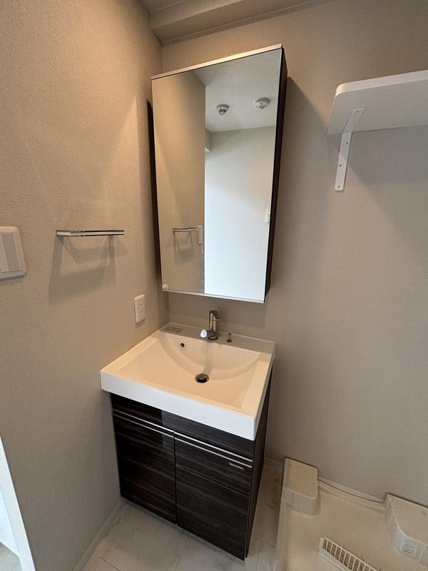 Modern 1-Bedroom Condo 4