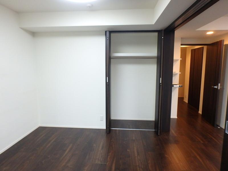 Modern 1-Bedroom Condo 8