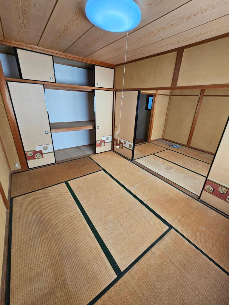 Classic 4-Bedroom House Near Station in Hozenji 8